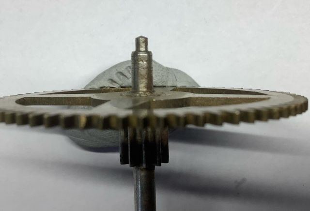 Überholung einer Wanduhr um 1900#Zapfen eingelaufen#Reparaturwerkstatt#Gefrees#Uhrmachermeister Göhrig# habe noch gelernt die Zapfen selber zu polieren,heute gibt es eine elektrische #Zapfenpoliermaschine